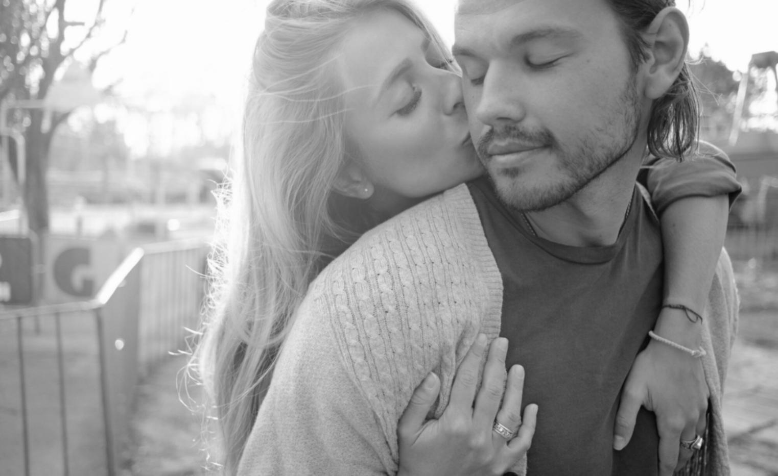 Gruppo di famiglie che partecipa attivamente a una sessione di confronto durante un webinar