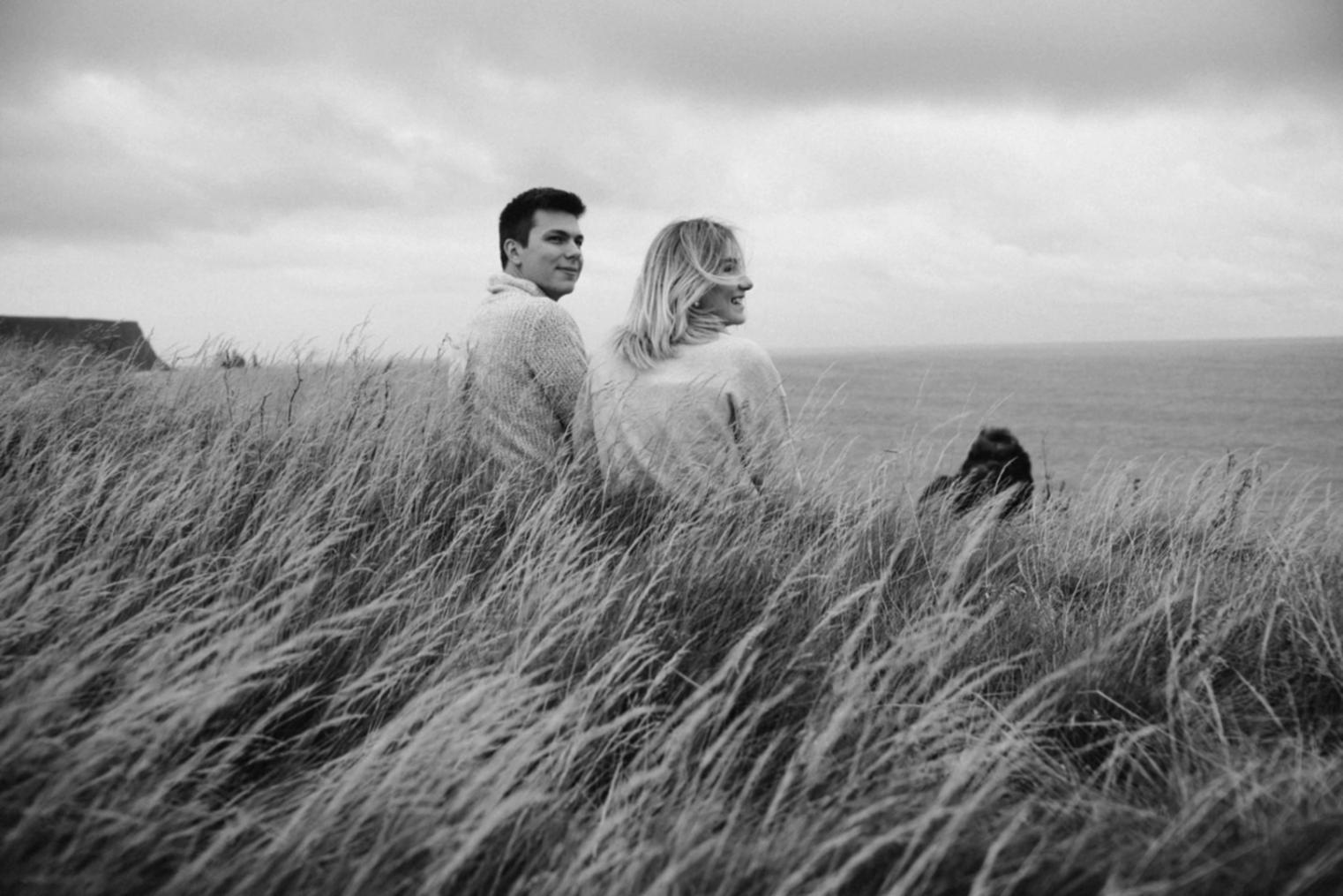 Genitori che mediano tra tradizione e modernità in famiglia