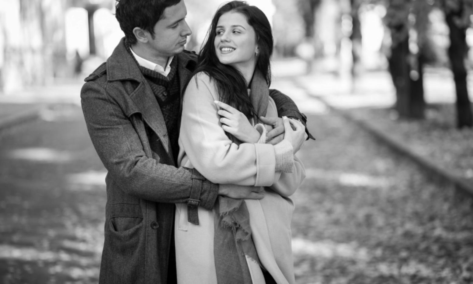 Nonni che condividono storie e saggezza con i nipoti