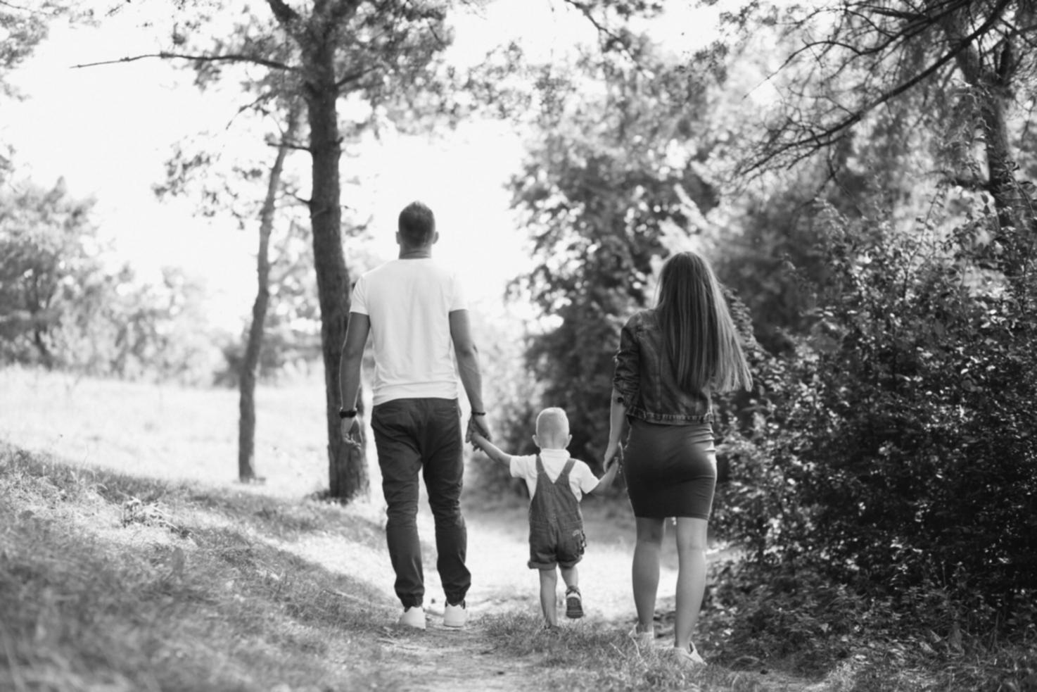 Famiglia italiana riunita intorno al tavolo durante una cena domenicale